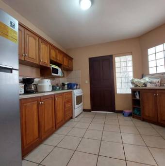 Se vende linda y espaciosa casa en Santa Lucia de Barva 23-774