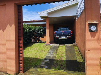 Propiedad con dos apartamentos en venta en Residencial Los Adobes, Alajuela