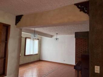 Se alquila espaciosa casa de 2 plantas en San Vicente de Moravia 24-1307