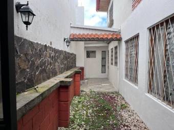 Se alquila espaciosa casa de 2 plantas en San Vicente de Moravia 24-1307