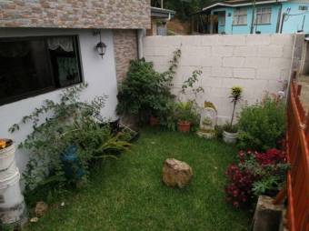 Se vende espaciosa casa de 2 plantas con jardín en Orosi de Paraíso 24-1316