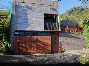 Se vende espaciosa casa de 2 plantas con jardín en Orosi de Paraíso 24-1316