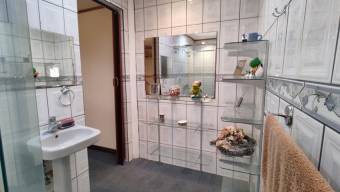 Se vende espaciosa casa con jardín interno en zona de Lomas de Ayarco 24-1293