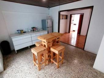 Se vende amplia casa con uso de suelo mixto en calle Blancos de Goicoechea  24-1311