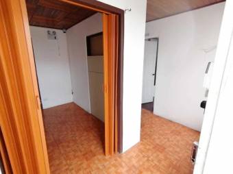 Se vende amplia casa con uso de suelo mixto en Goicoechea de San José 24-1311