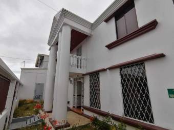 Se vende amplia casa con uso de suelo mixto en Goicoechea de San José 24-1311