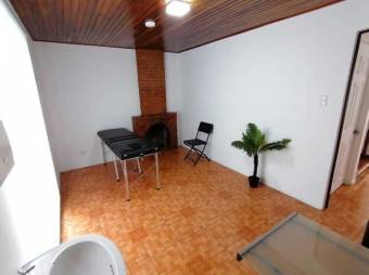 Se vende amplia casa con uso de suelo mixto en calle Blancos de Goicoechea  24-1311