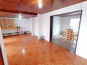 Se vende amplia casa con uso de suelo mixto en calle Blancos de Goicoechea  24-1311