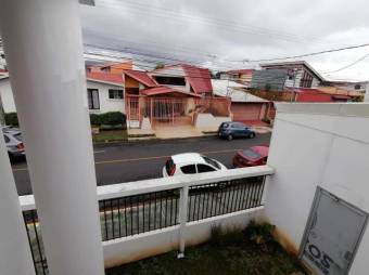 Se vende amplia casa con uso de suelo mixto en Goicoechea de San José 24-1311