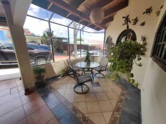 Se vende espaciosa casa con terraza y jardín en San isidro de Vasquez de Coronado 24-1308 