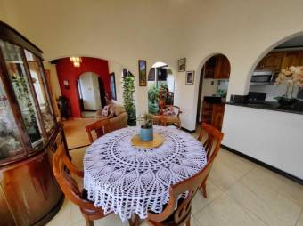 Se vende espaciosa casa con terraza y jardín en San isidro de Vasquez de Coronado 24-1308 