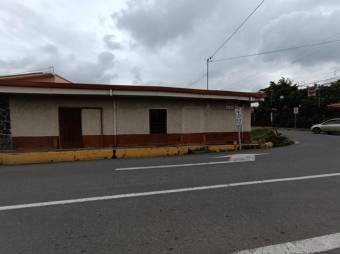 Se vende amplia casa con uso de suelo mixto en San Pablo de Heredia 24-373