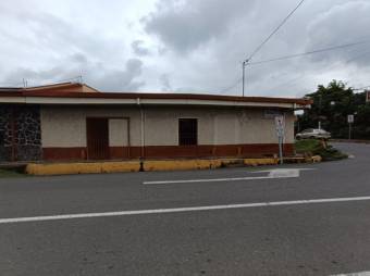 Se vende amplia casa con uso de suelo mixto en San Pablo de Heredia 24-373