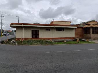 Se vende amplia casa con uso de suelo mixto en San Pablo de Heredia 24-373