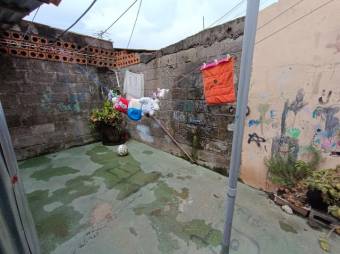 Se vende amplia casa con uso de suelo mixto en San Pablo de Heredia 24-373