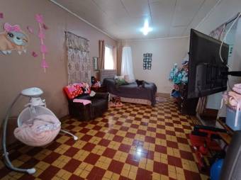 Se vende amplia casa con uso de suelo mixto en San Pablo de Heredia 24-373