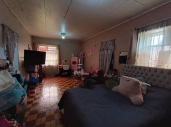 Se vende amplia casa con uso de suelo mixto en San Pablo de Heredia 24-373