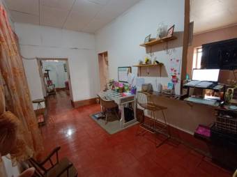 Se vende amplia casa con uso de suelo mixto en San Pablo de Heredia 24-373