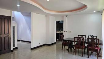 Se vende espaciosa casa con amplio patio y balcón en Lomas de Ayarco 24-1362