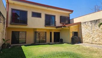 Se vende espaciosa casa con amplio patio y balcón en Lomas de Ayarco 24-1362