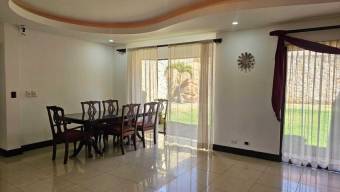 Se vende espaciosa casa con amplio patio y balcón en Lomas de Ayarco 24-1362