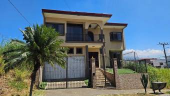 Se vende espaciosa casa con amplio patio y balcón en Lomas de Ayarco 24-1362