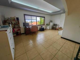 Se vende espaciosa casa de 2 pisos con patio y terraza en San Vicente de Moravia 24-1310