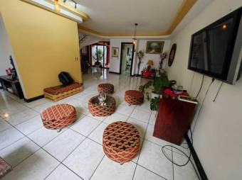 Se vende espaciosa casa de 2 pisos con patio y terraza en San Vicente de Moravia 24-1310