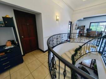 Se vende espaciosa casa de 2 pisos con patio y terraza en San Vicente de Moravia 24-1310