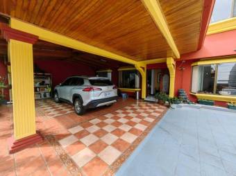 Se vende espaciosa casa de 2 pisos con patio y terraza en San Vicente de Moravia 24-1310