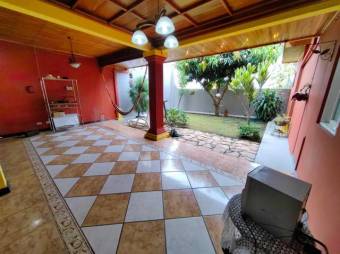 Se vende espaciosa casa de 2 pisos con patio y terraza en San Vicente de Moravia 24-1310