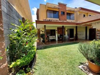 Se vende espaciosa casa con patio y terraza en condominio de La Ribera en Belén 24-1313  