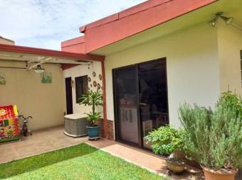 Se vende espaciosa casa con patio y terraza en condominio de La Ribera en Belén 24-1313  