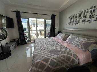 Se vende moderna y espaciosa casa con terraza en excelente condominio de Uruca en Santa Ana 24-1303