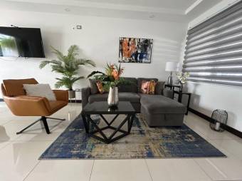 Se vende moderna y espaciosa casa con terraza en excelente condominio de Uruca en Santa Ana 24-1303