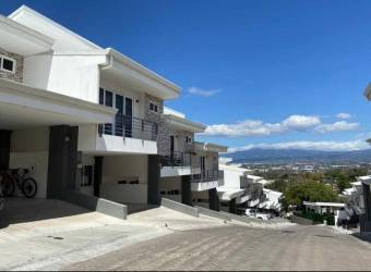 Se vende moderna y espaciosa casa con terraza en excelente condominio de Uruca en Santa Ana 24-1303