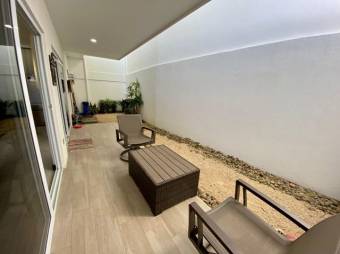 Se vende moderna y espaciosa casa con balcón en condominio de Uruca en Santa Ana 24-277