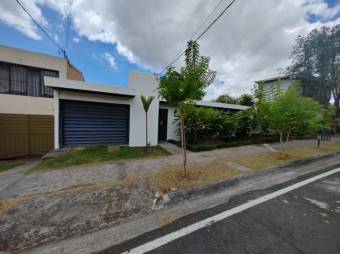 Se vende espaciosa casa con lote de 500m2 en Sánchez de Curridabat 24-1326