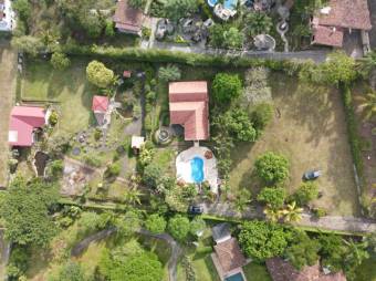 Se vende casa con espectacular lote de mas de 5000m2 en Guácima de Alajuela 24-1321