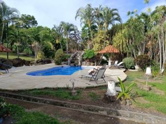 Se vende casa con espectacular lote de mas de 5000m2 en Guácima de Alajuela 24-1321