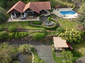 Se vende casa con espectacular lote de mas de 5000m2 en Guácima de Alajuela 24-1321