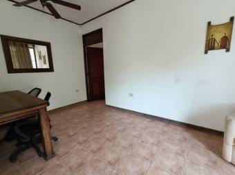 Se vende casa con espectacular lote de mas de 5000m2 en Guácima de Alajuela 24-1321