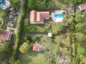 Se vende casa con espectacular lote de mas de 5000m2 en Guácima de Alajuela 24-1321