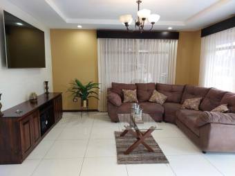 Se vende espaciosa casa con patio y balcón en Mercedes Sur de Puriscal 24-662