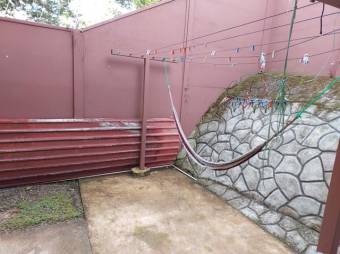 Se vende espaciosa casa con patio y balcón en Mercedes Sur de Puriscal 24-662