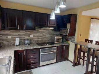 Se vende espaciosa casa con patio y balcón en Mercedes Sur de Puriscal 24-662