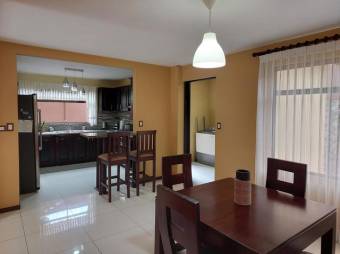 Se vende espaciosa casa con patio y balcón en Mercedes Sur de Puriscal 24-662