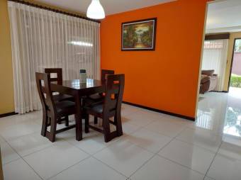 Se vende espaciosa casa con patio y balcón en Mercedes Sur de Puriscal 24-662