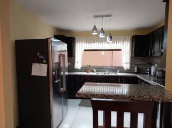 Se vende espaciosa casa con patio y balcón en Mercedes Sur de Puriscal 24-662