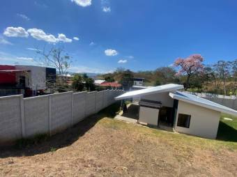 Se vende casa  a estrenar con lote de casi 650m2 en La Garita de Alajuela 24-1392